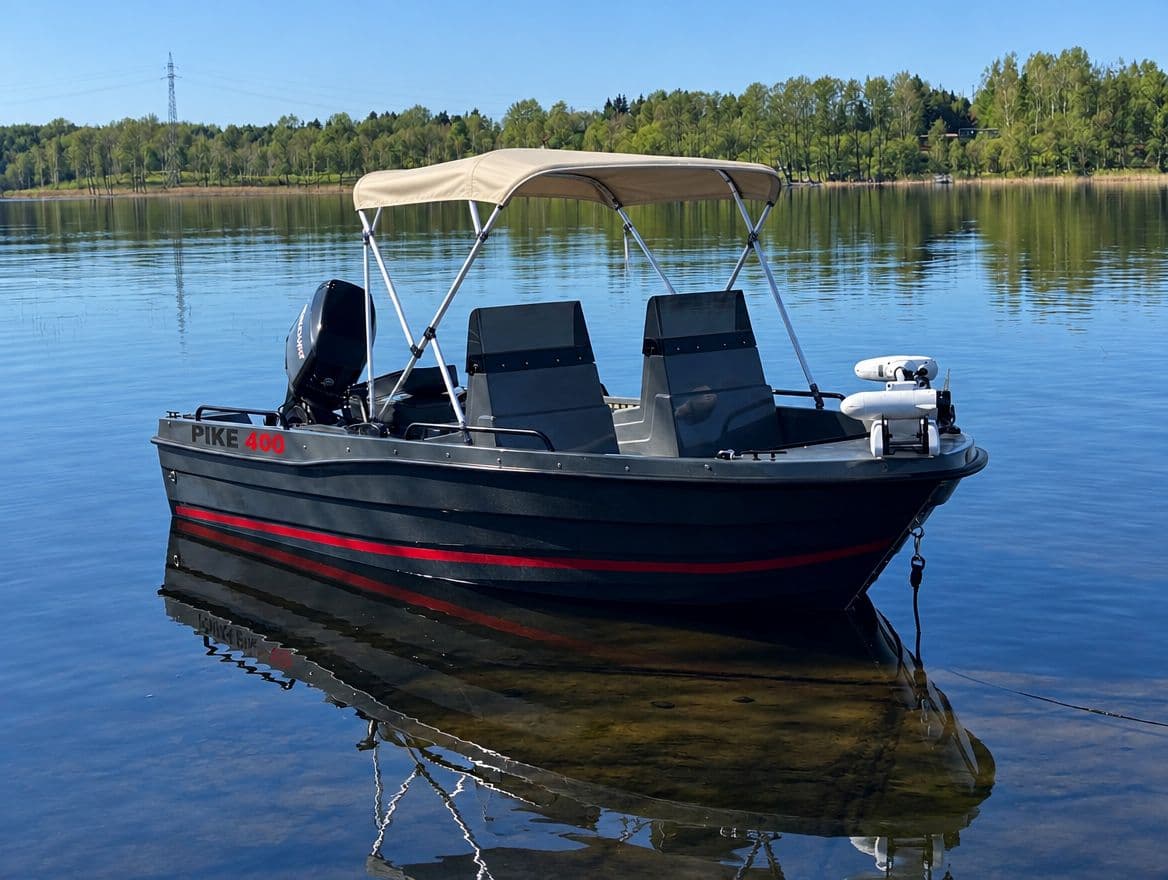 Bimini stříška na lodi Pike